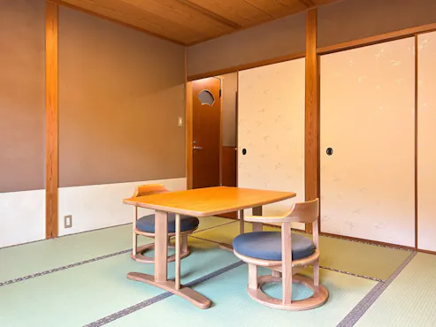 มีการติดตั้งเก้าอี้และโต๊ะ