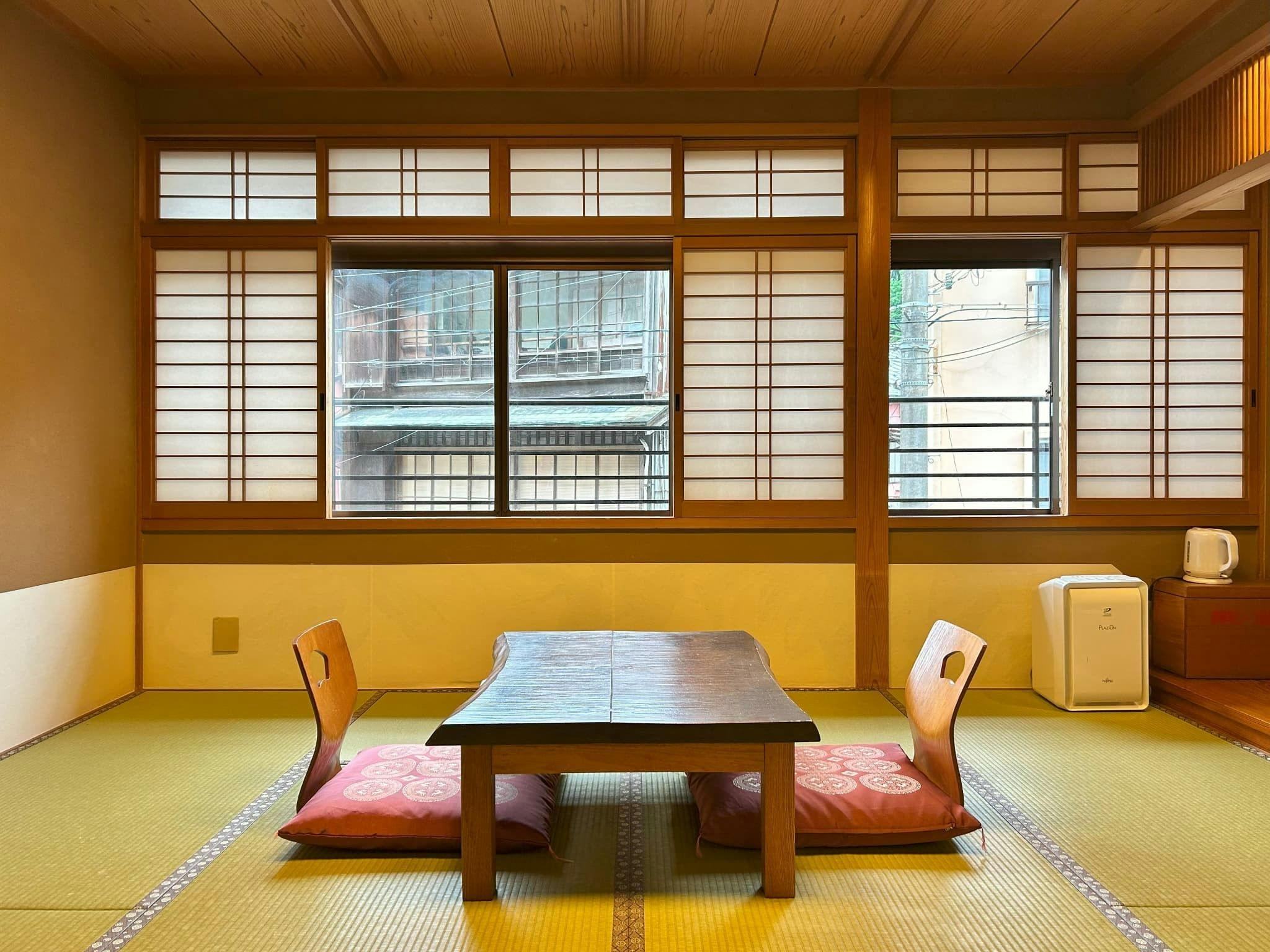 ห้องพักสไตล์ญี่ปุ่นกว้างขวาง ตั้งอยู่ติดกับถนนยูโนะซาโตะ