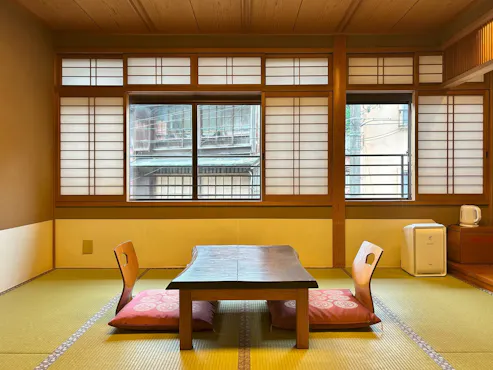 ห้องพักสไตล์ญี่ปุ่นกว้างขวาง ตั้งอยู่ติดกับถนนยูโนะซาโตะ