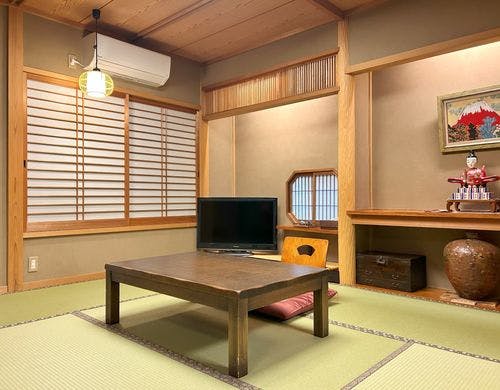 琉球畳や椅子があるモダンな雰囲気です。