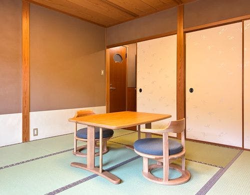 イスとテーブルが設置されております。