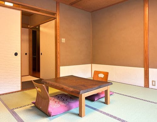 湯の里通りに面した広めの和室です。