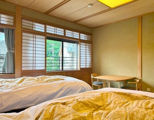 イスとテーブルが設置されています。