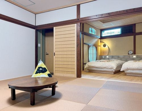 琉球畳とベッドのモダンな客室です。