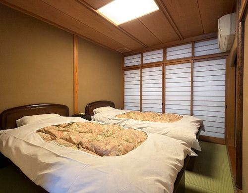 シングルベッド×2の寝室がございます。