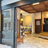 ล็อบบี้สไตล์โมเดิร์นพร้อมต้อนรับคุณ