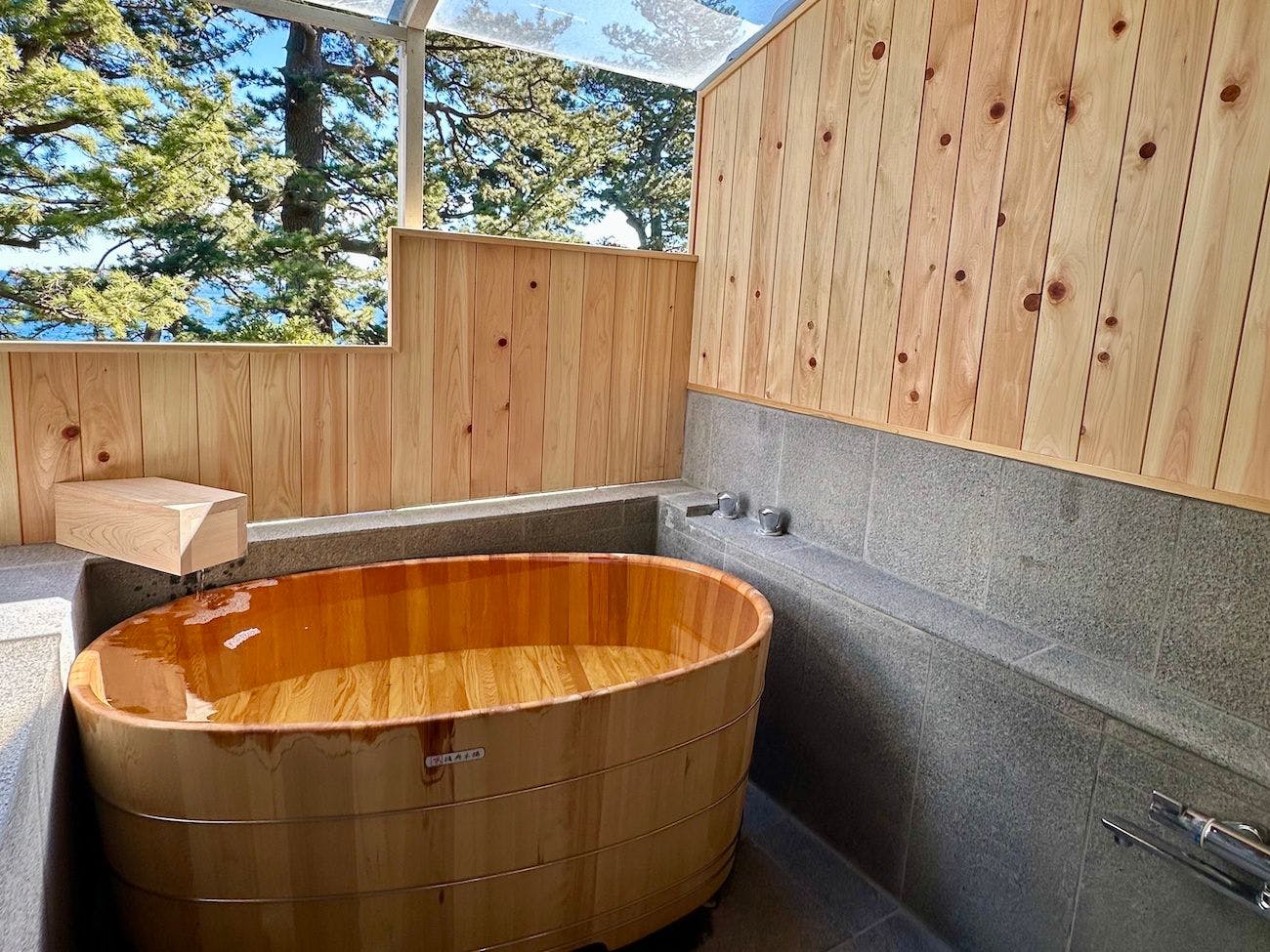 ผ่อนคลายไปกับเสียงคลื่นและเสียงนกร้องในอ่างน้ำกึ่งกลางแจ้งที่ทำจากไม้ฮิโนกิ