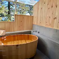 ผ่อนคลายไปกับเสียงคลื่นและเสียงนกร้องในอ่างน้ำกึ่งกลางแจ้งที่ทำจากไม้ฮิโนกิ