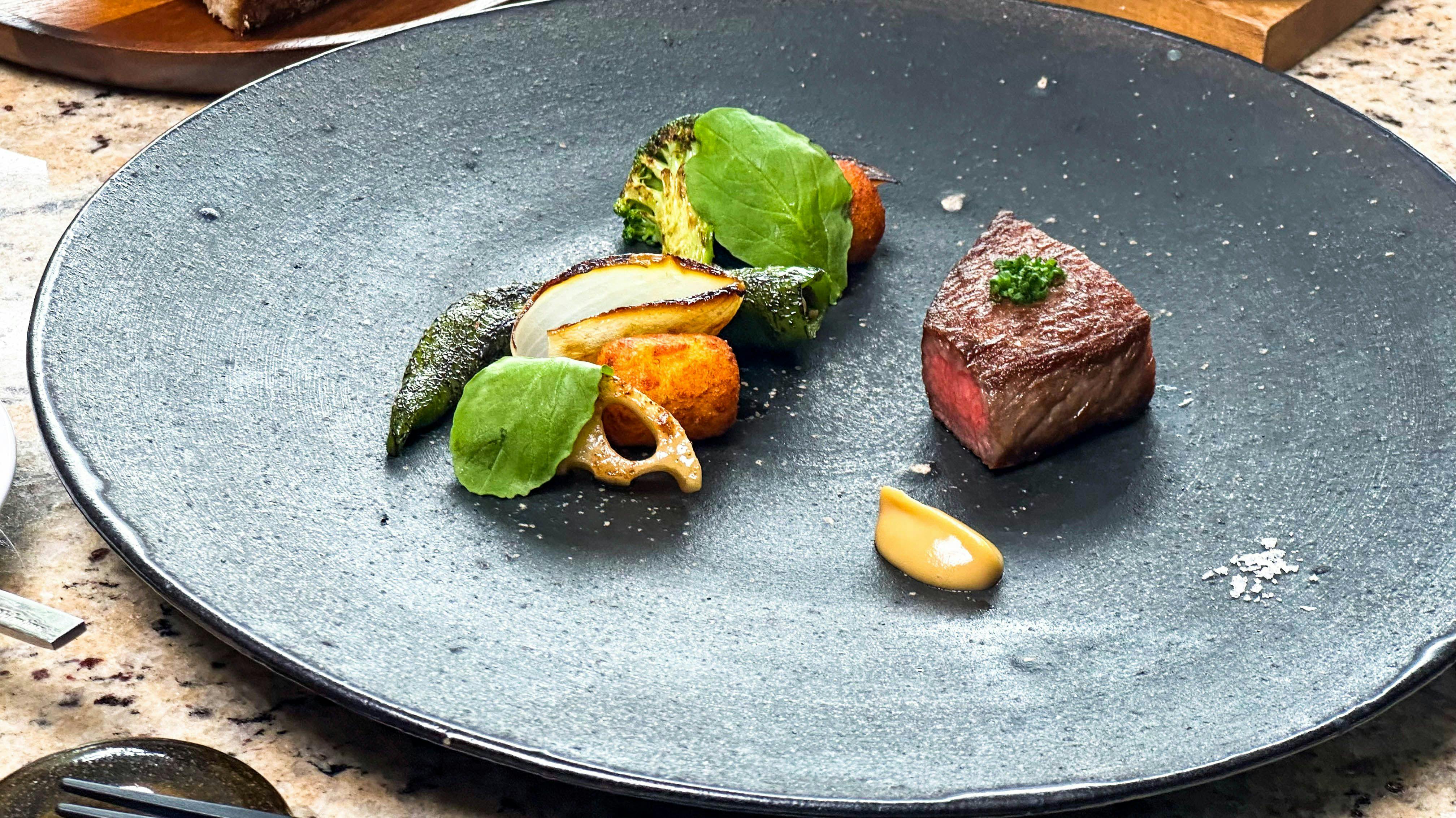 รสชาติที่ผ่านการบ่ม 60 วัน เนื้อวากิวขนดำเกรด A5.