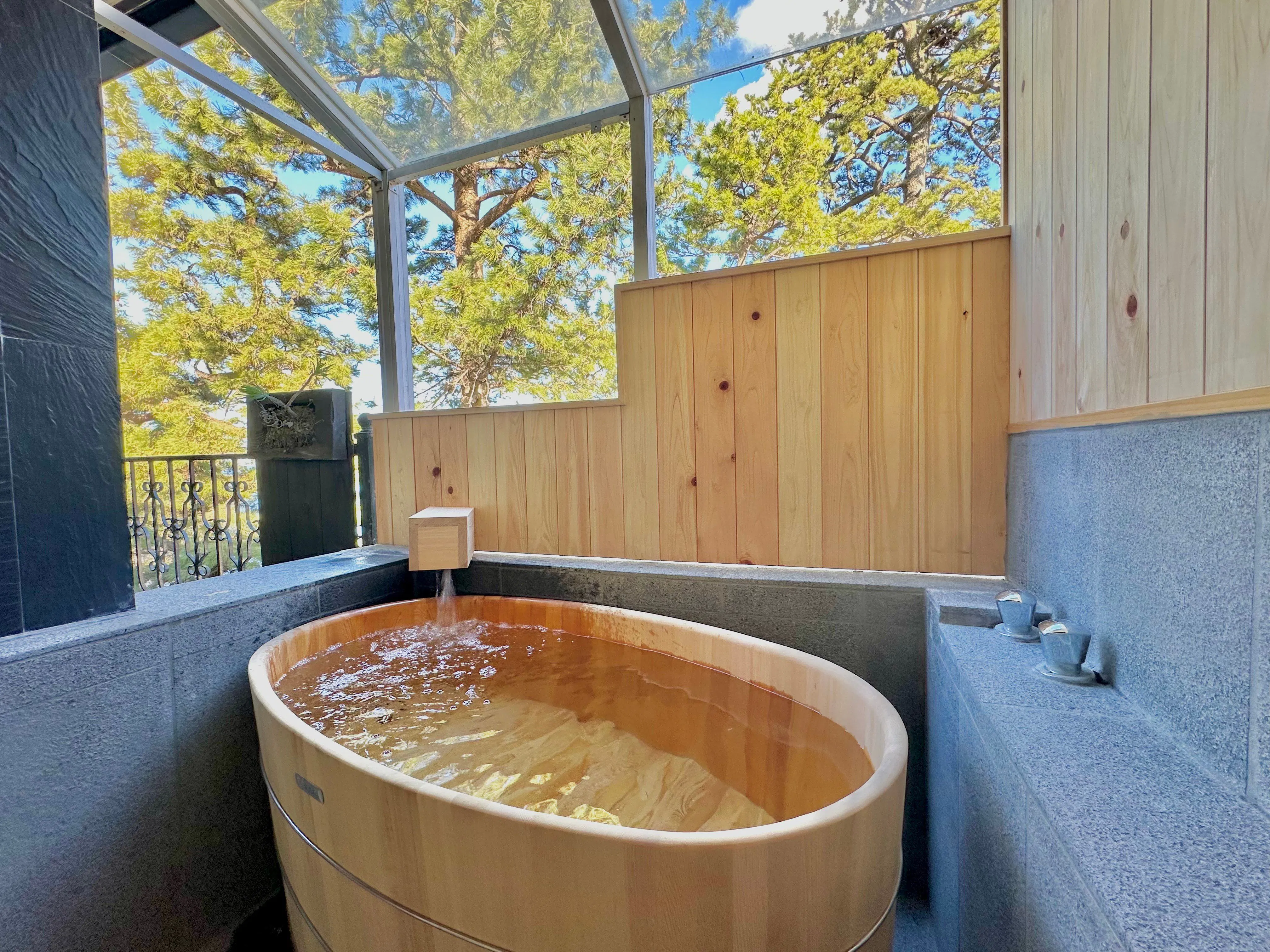 อ่างอาบน้ำไม้ฮิโนกิธรรมชาติ 100% สำหรับช่วงเวลาสุดหรู