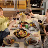 야외 테라스에서 야경을 감상하며 식사를 즐기세요.