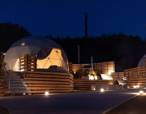 夜のドームテント