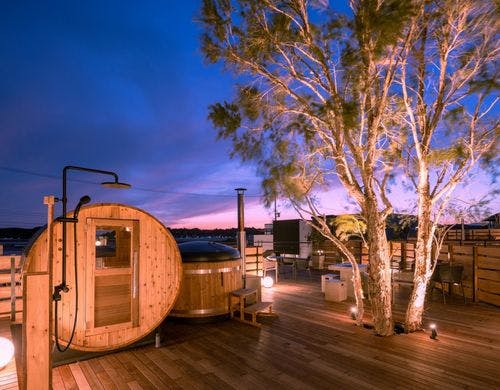 ライトアップされたサウナ