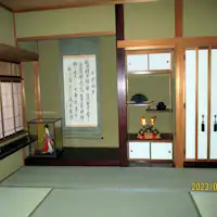 도코노마가 있는 두 개의 연결된 일본식 방.