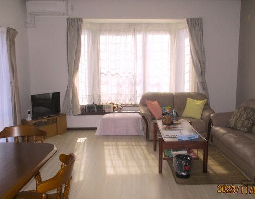 ソファと食卓のセットが映える出窓のLDK