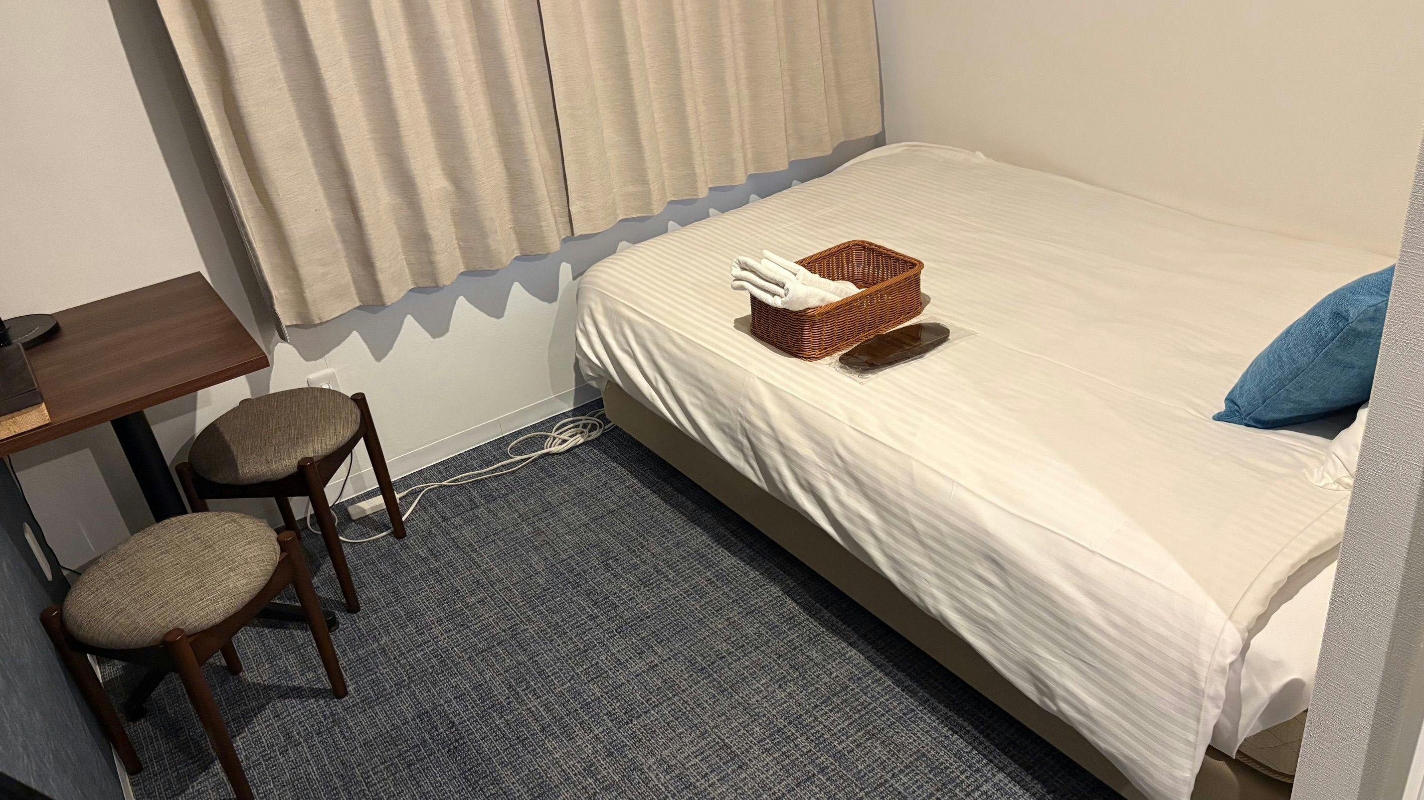 Kamar ini dilengkapi dengan 1 tempat tidur semi-double.