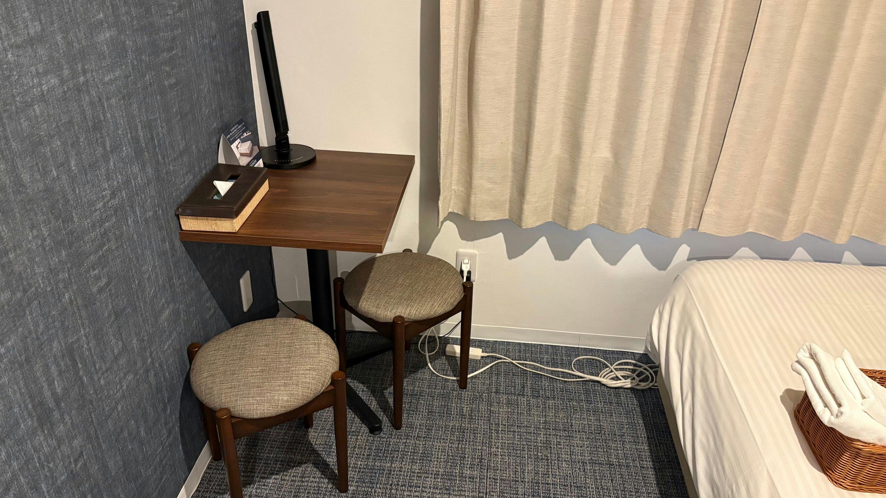 ในห้องพักมีโต๊ะและสตูลให้บริการ