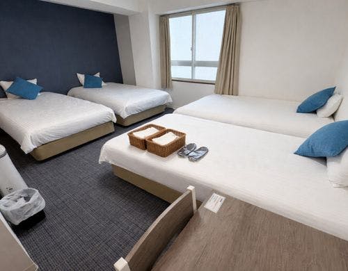 禁煙のセミダブルベッドが4台のお部屋