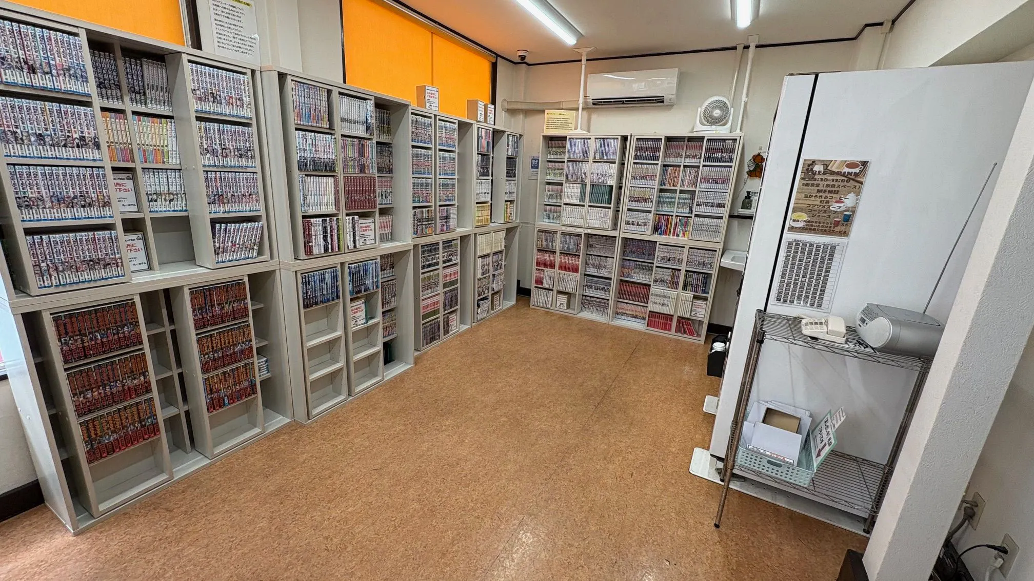 만화 코너가 3,600권까지 늘어났습니다.