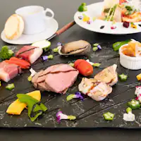 เรายังมีเมนูอาหารคอร์สที่พิถีพิถันให้บริการ