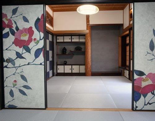 漆喰壁と琉球畳の五島名物椿の間。
