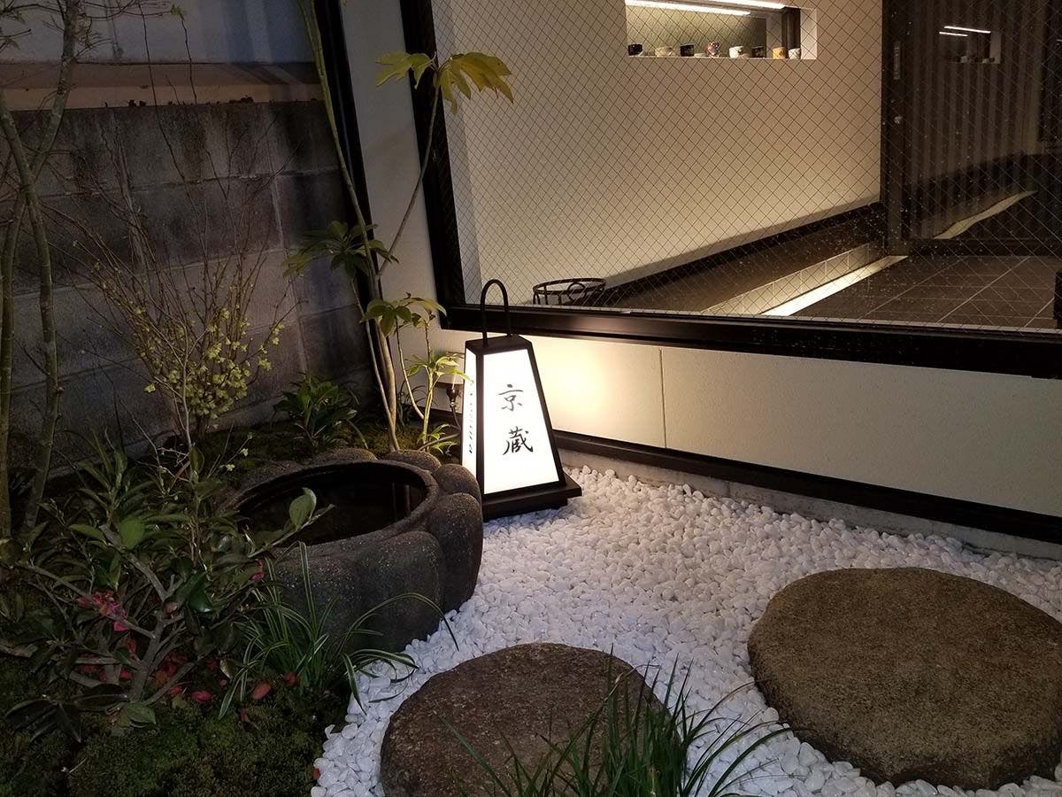 환상적인 작은 정원이 건물 내부 정원에 있습니다.