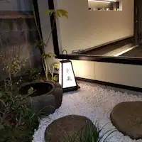 환상적인 작은 정원이 건물 내부 정원에 있습니다.