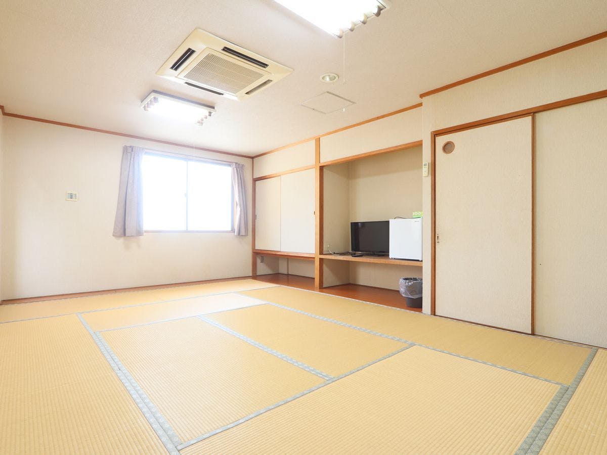[Smoking Japanese-Style Room] Shared Bathroom and Toilet