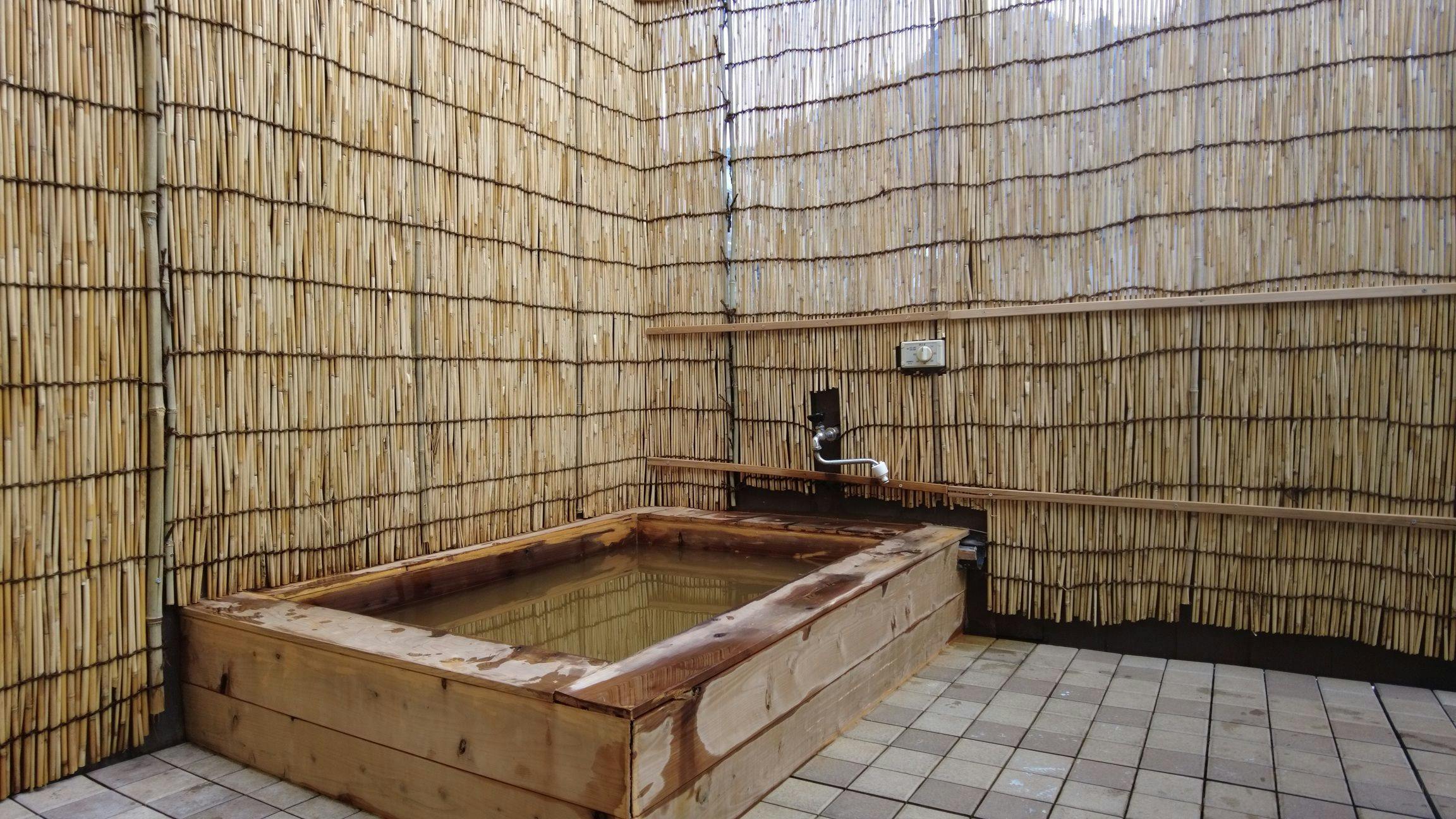 ชั้น 2 "ทาเทะอิวะ" อ่างน้ำพุร้อนกลางแจ้งพร้อมหลังคาส่วนตัว