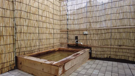 ชั้น 2 "ทาเทะอิวะ" อ่างน้ำพุร้อนกลางแจ้งพร้อมหลังคาส่วนตัว