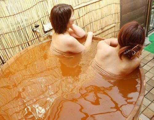 2階「立岩」 屋根付き温泉露天 桶風呂