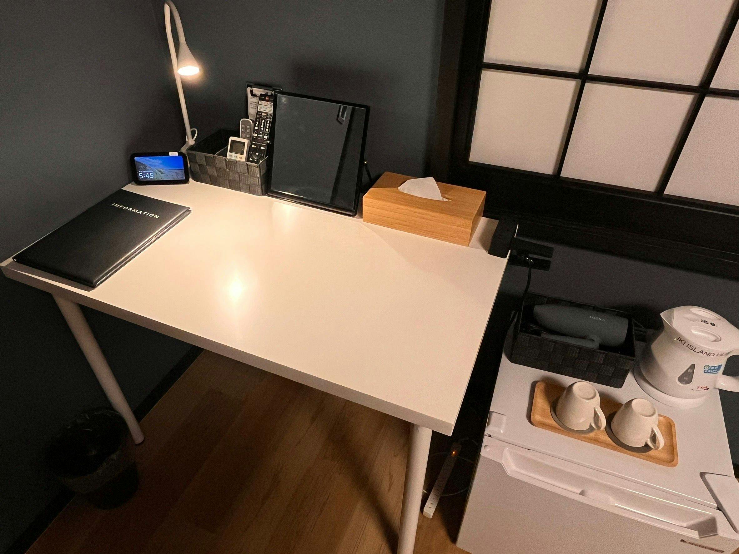 ห้องเตียงคู่พร้อมโต๊ะทำงาน