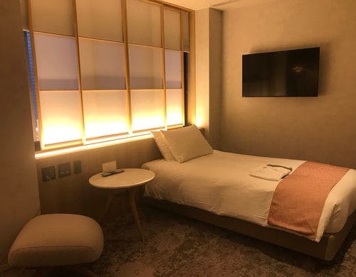 203のベッドと机