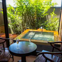 ห้องสไตล์ญี่ปุ่นพร้อมอ่างอาบน้ำกลางแจ้ง ขนาด 8 เสื่อทาทามิ