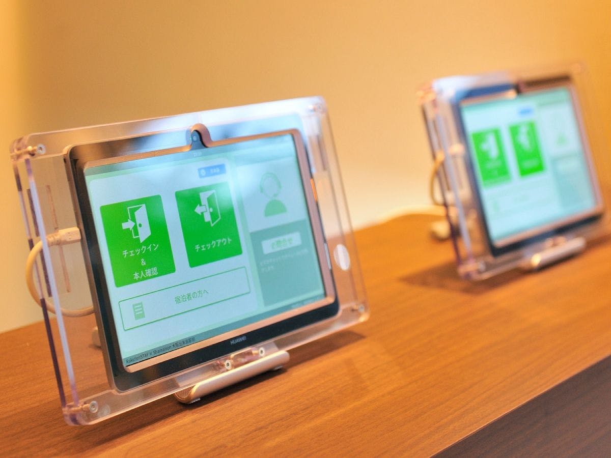 Check-in melalui tablet khusus