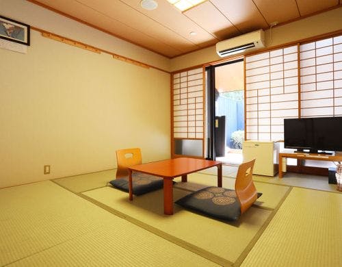 【露天風呂付8畳】デッキに佇む陶器風呂