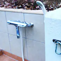 พื้นที่ล้างเท้าด้านนอก◆มีตะขอสำหรับจูงสุนัข