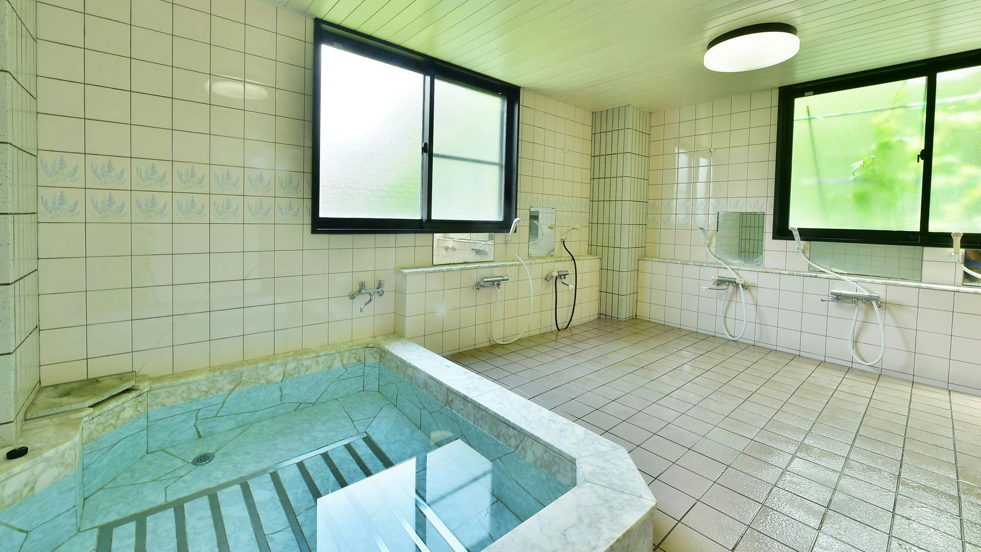 ห้องอาบน้ำสาธารณะขนาดใหญ่พร้อมจากุซซี่