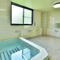 ห้องอาบน้ำสาธารณะขนาดใหญ่พร้อมจากุซซี่