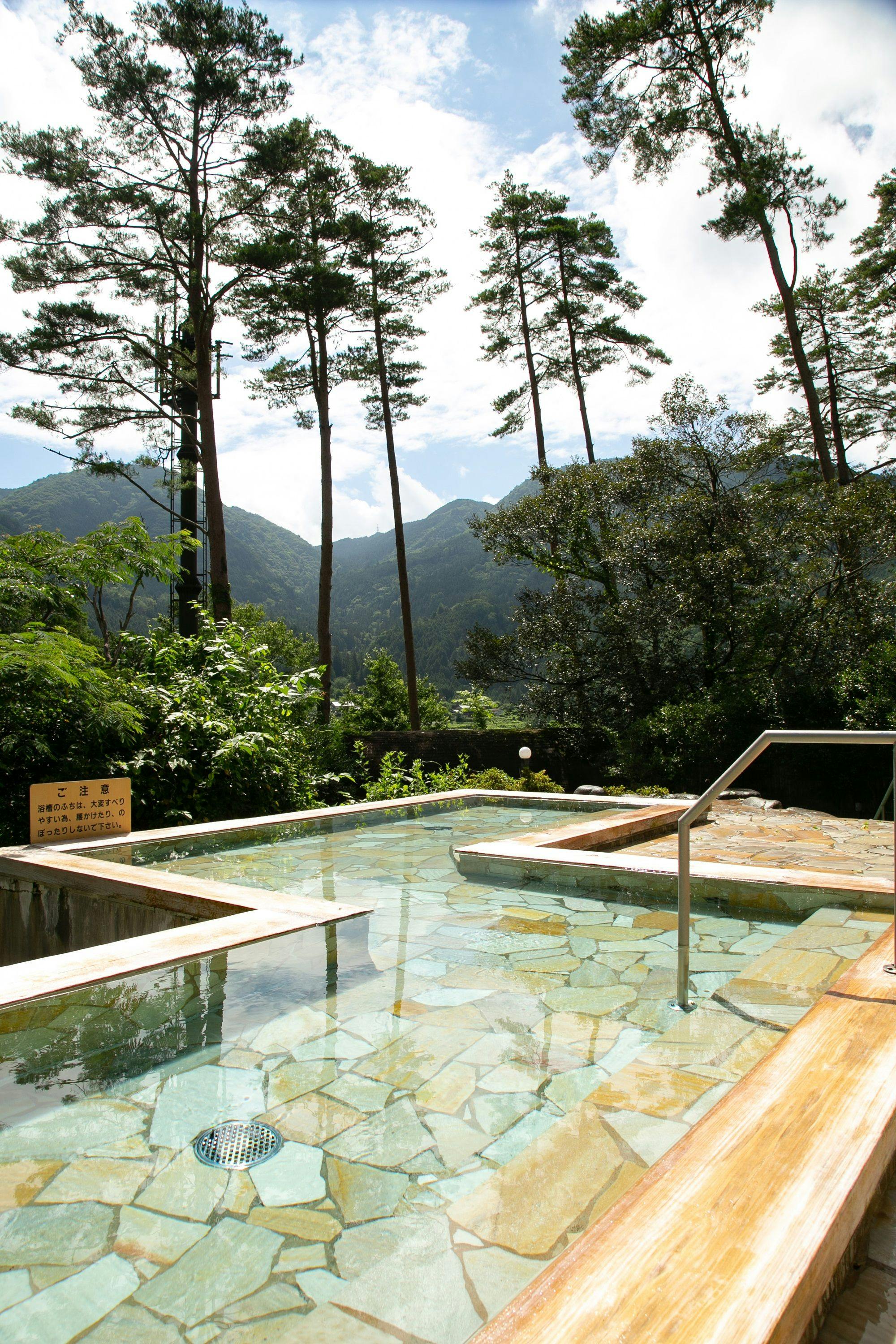 บ่อน้ำพุร้อนกลางแจ้งสำหรับผู้หญิง