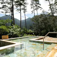 บ่อน้ำพุร้อนกลางแจ้งสำหรับผู้หญิง