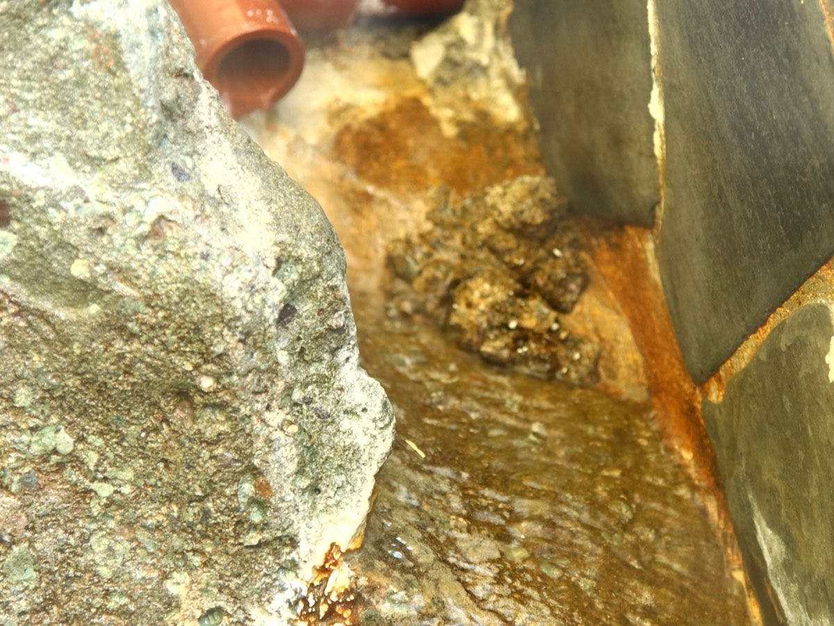 อ่างอาบน้ำ■น้ำพุร้อนไหลผ่าน