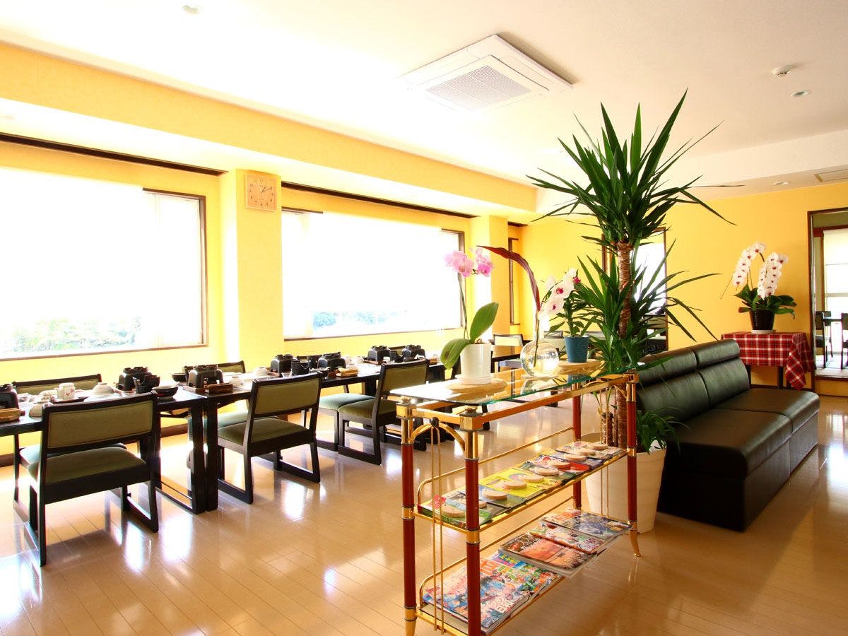 พื้นที่รับประทานอาหารที่มีแสงแดดส่องถึง.