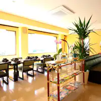 พื้นที่รับประทานอาหารที่มีแสงแดดส่องถึง.