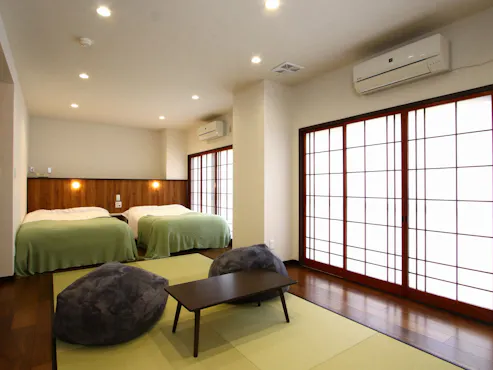 ※ห้องสไตล์ญี่ปุ่นและตะวันตก 12 เสื่อทาทามิ เตียงซิมมอนส์ 2 เตียง