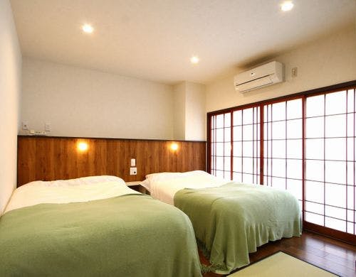 ※和洋室12畳　シモンズベッド2台