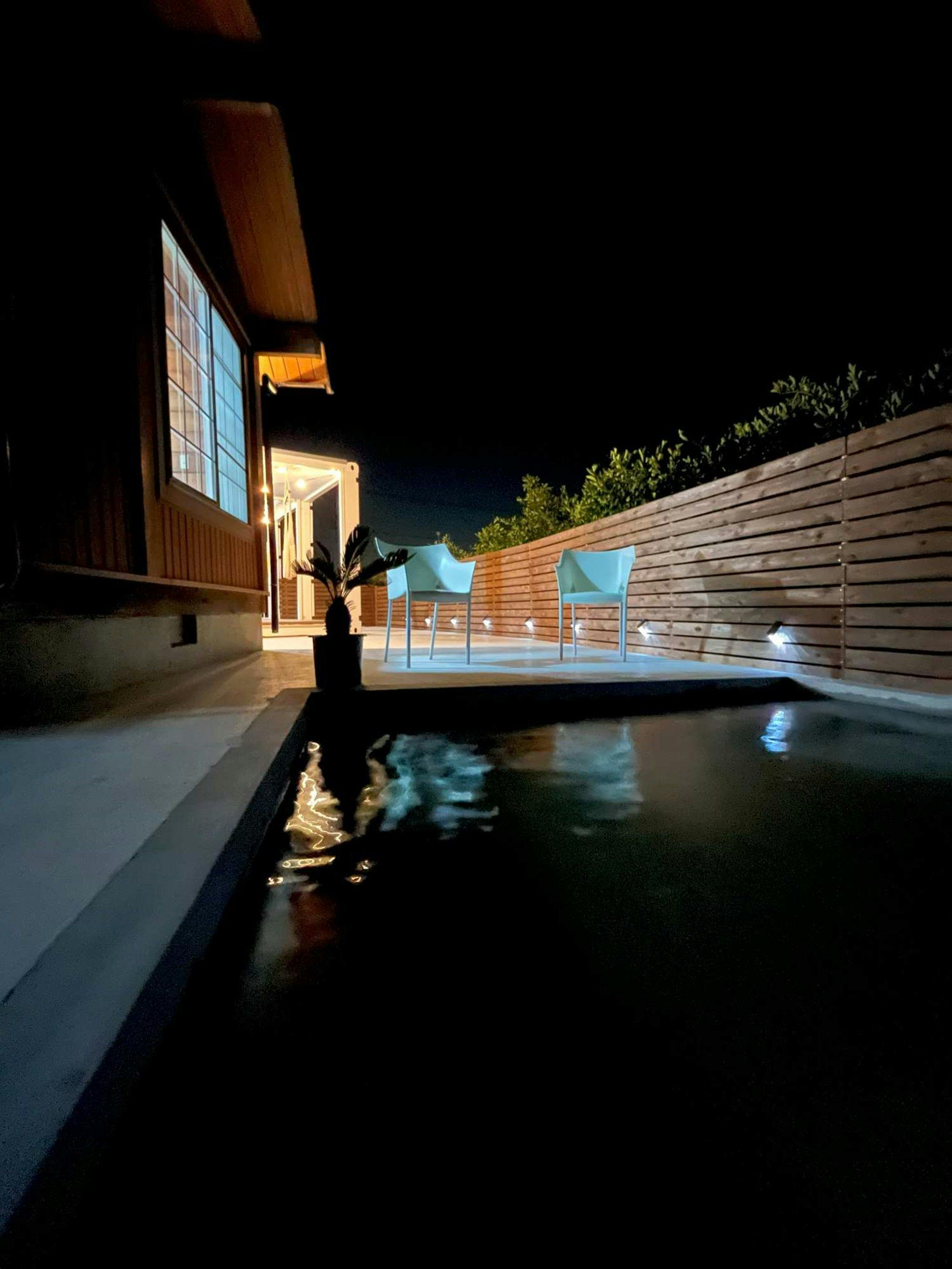 สระว่ายน้ำกลางคืน