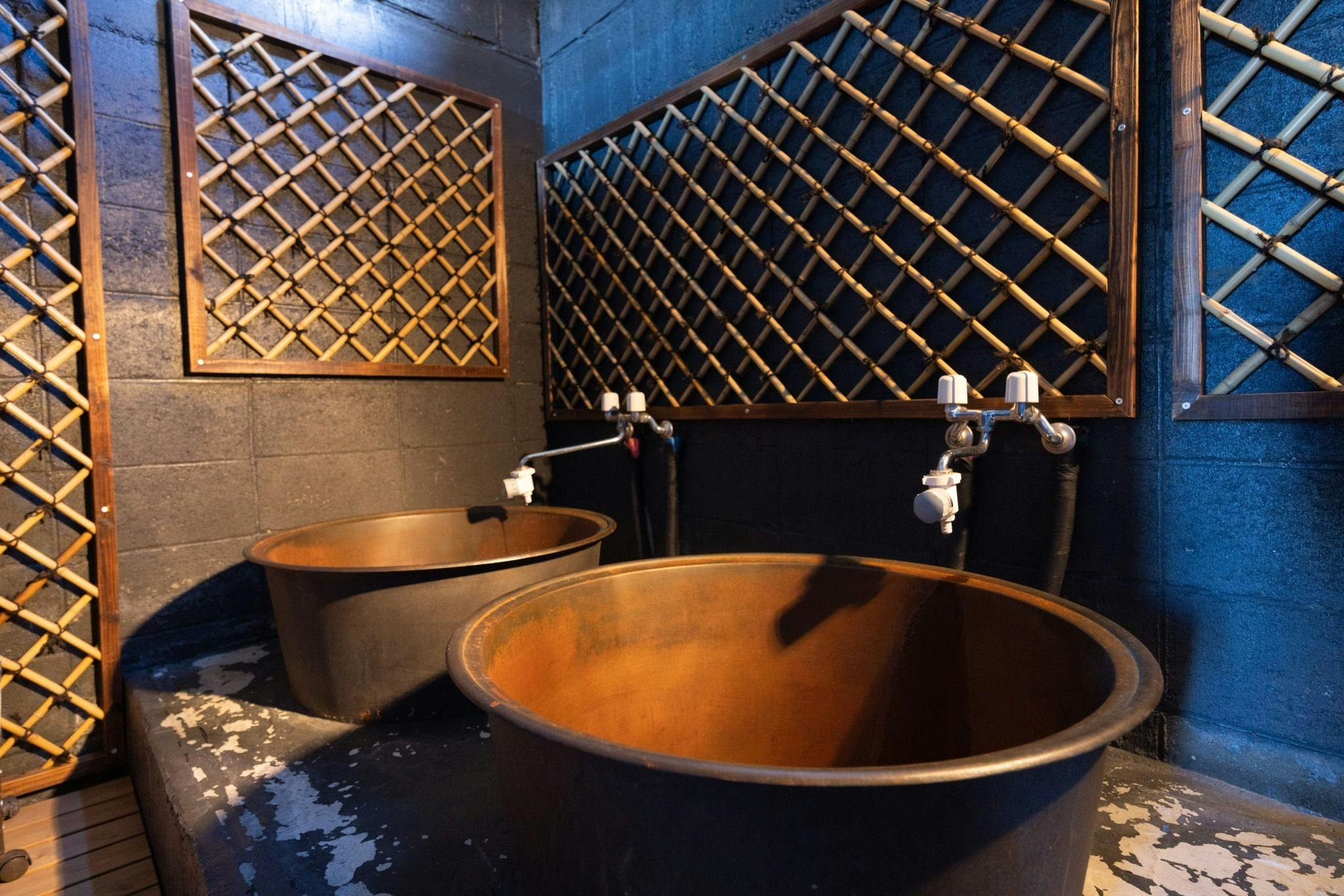 กลางแจ้ง, คลังสินค้า, อ่างอาบน้ำโกเอมอน, ฝักบัว