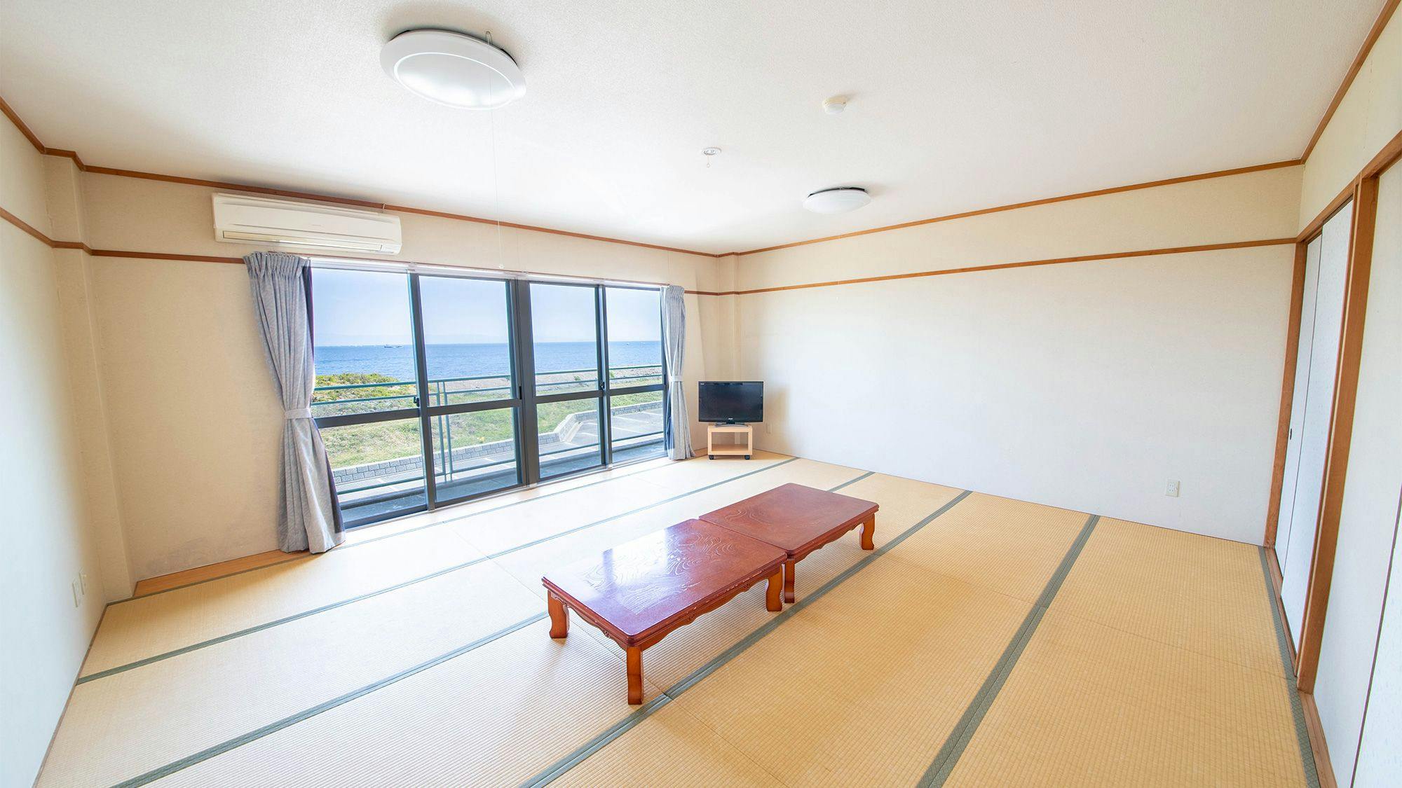 Kamar gaya Jepang 15 tatami, tanpa kamar mandi dalam / Mandi di pemandian umum besar.