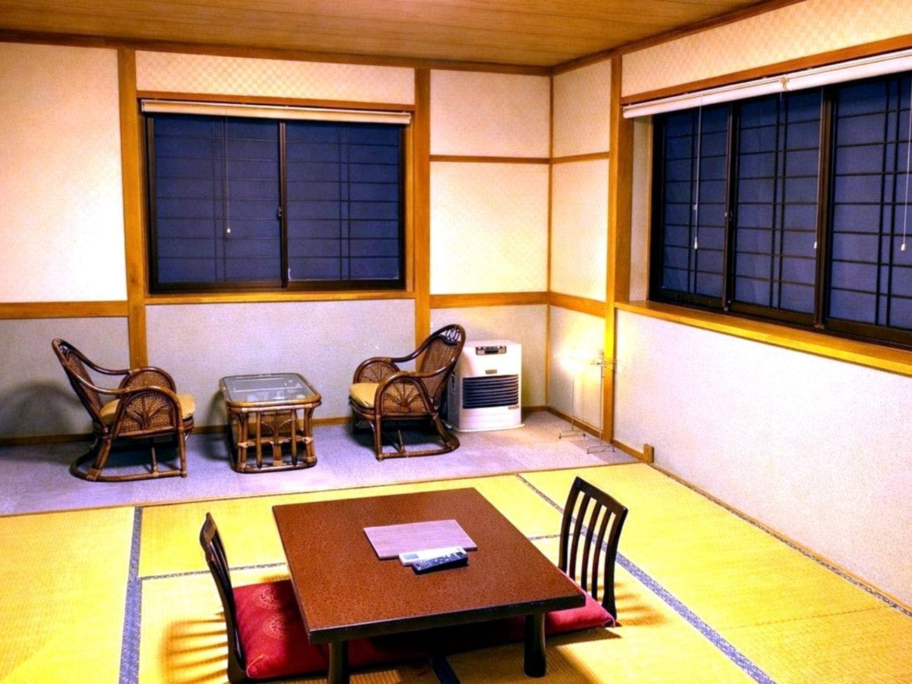 Kamar mandi dan toilet tersedia, futon disiapkan sendiri (self-service).